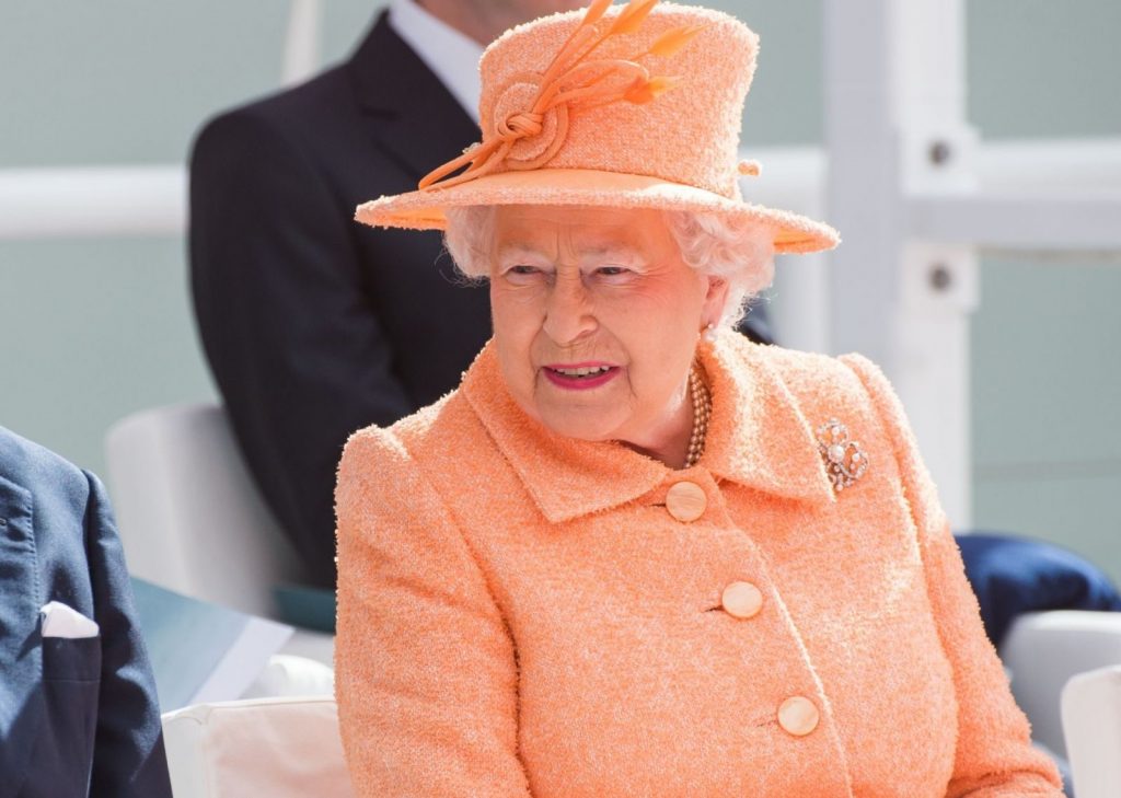 la regina elisabetta attacca la bbc sotto accusa un documentario sul rapporto fra i nipoti