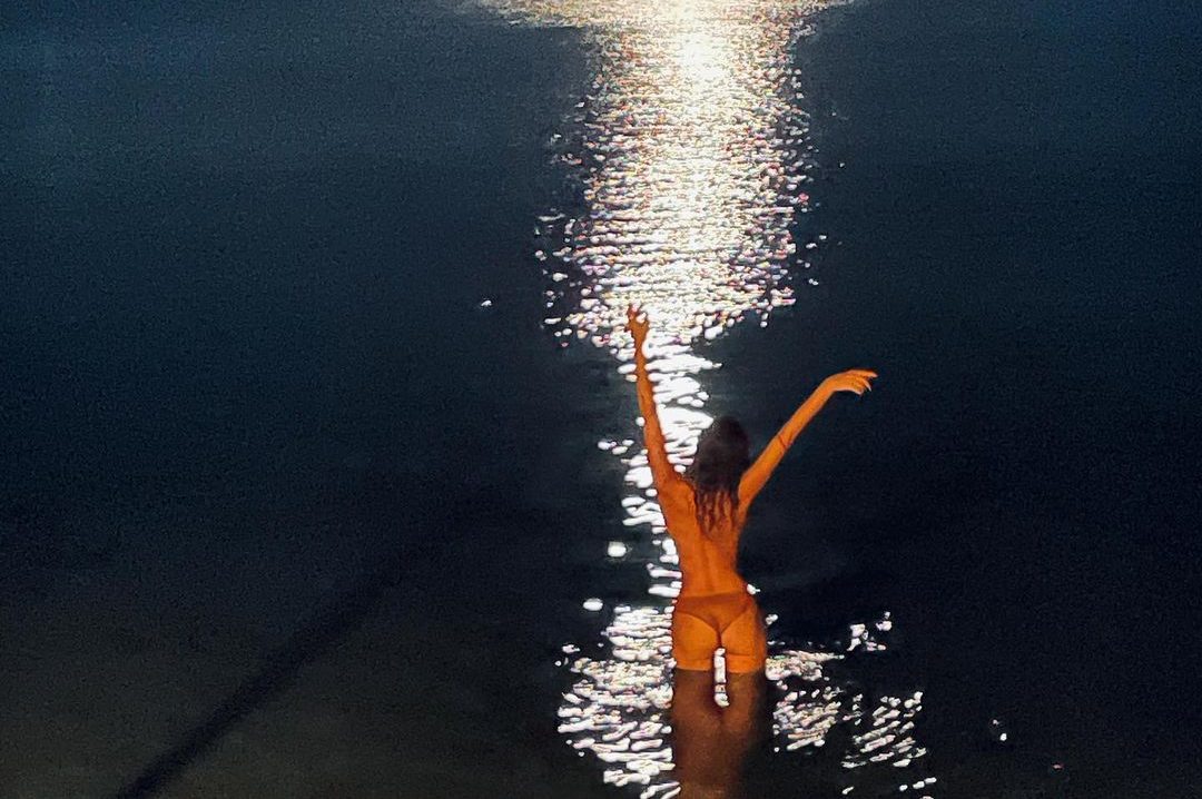 Alessia Marcuzzi, sexy bagno di mezzanotte in topless e Instagram si scalda