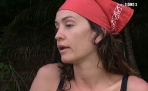 Isola dei Famosi, Helena Prestes vs Simone Antolini per il riso: “Ti sono antipatica”