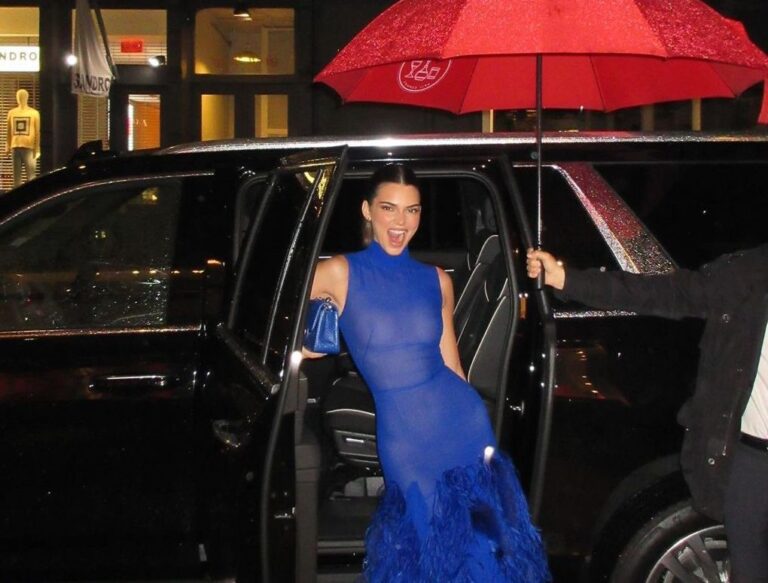Kendall Jenner sfida la pioggia: il naked dress blu elettrico è il rimedio perfetto contro la meteoropatia