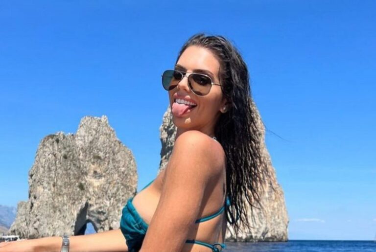 Antonella Fiordelisi bollente a bordo piscina: in bikini leopardato è un incanto