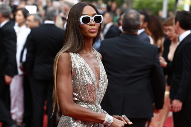 Cannes 2023, Naomi Campbell sul red carpet con gli occhiali da sole: è lei la vera diva