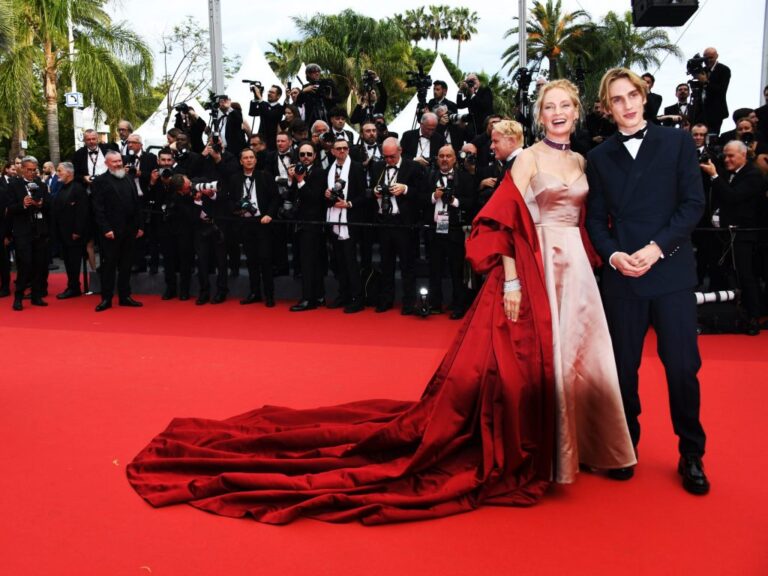 Festival di Cannes 2023, Uma Thurman sul red carpet con il figlio: lui le ruba tutta la scena