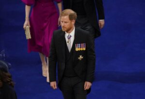 Il Principe Harry arriva a Westminster da solo e lontano dalla Royal Family