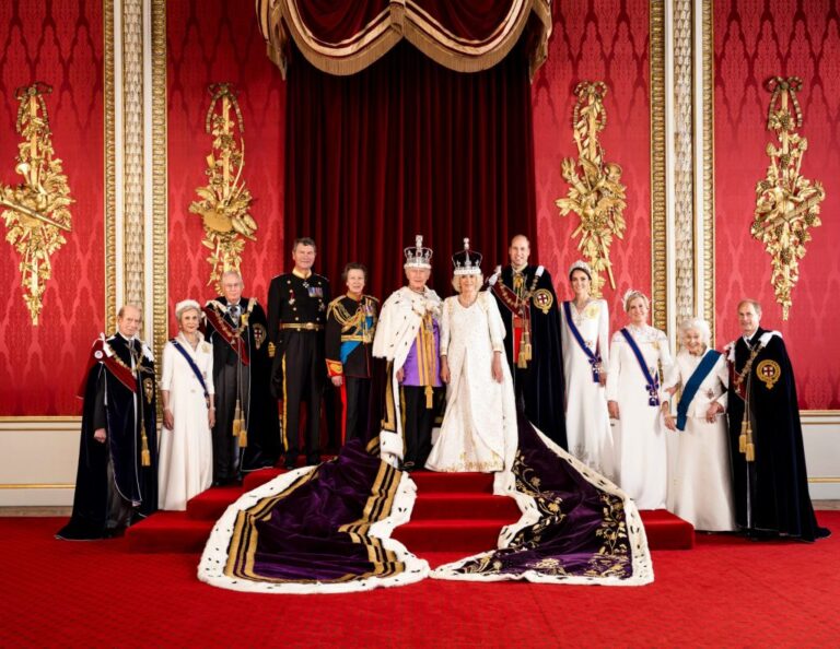 Incoronazione, chi sono tutti i membri della famiglia reale apparsi nel ritratto ufficiale?