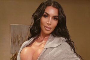 Kim Kardashian è identica ad una modella di Only Fans morta a 34 anni: l’incredibile somiglianza
