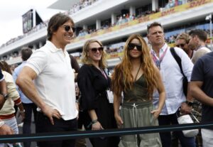 Shakira e Tom Cruise beccati insieme sul circuito di F1: sta nascendo una coppia