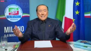 Silvio Berlusconi torna a parlare con un videomessaggio: “Eccomi a voi dopo un mese”