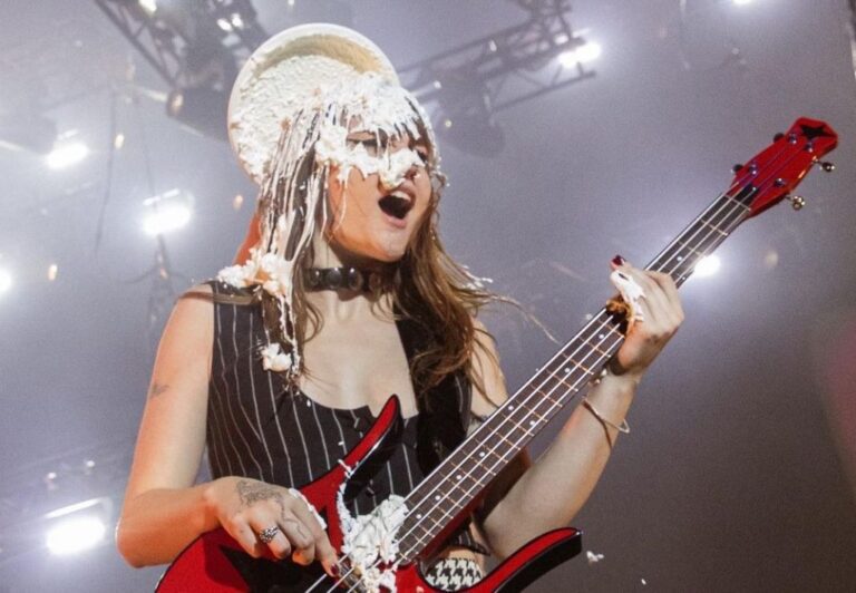 Victoria dei Maneskin, torta in faccia e doccia di champagne per un compleanno da rock star: la gallery