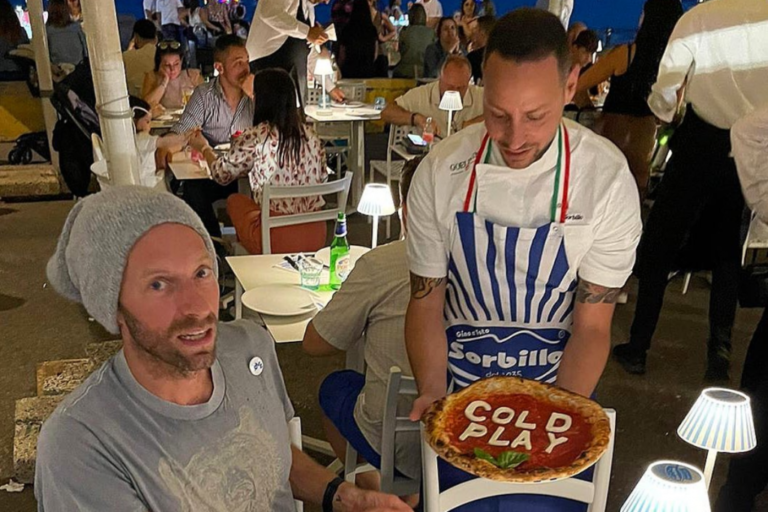 Coldplay, pizza da Sorbillo prima del concerto a Napoli: lo scatto fa il giro del web