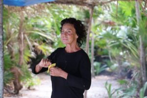 Isola dei Famosi, Corinne Clery rivela retroscena shock: “Ho picchiato due persone”