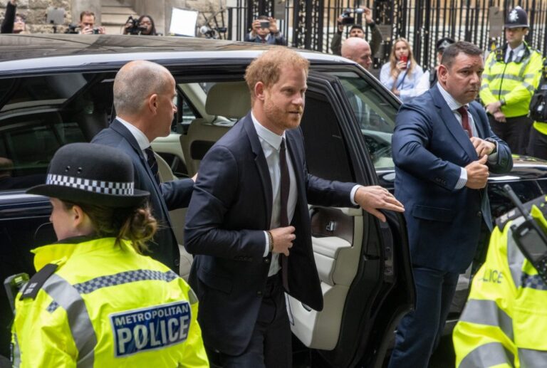Principe Harry vola a Londra: inizia il processo contro il Mirror Group (in aggiornamento)